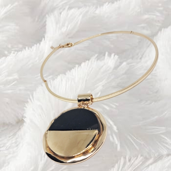 .🌲10/$20.  Gold Tone Flexible Choker with Double Pendants - Picture 1 of 6